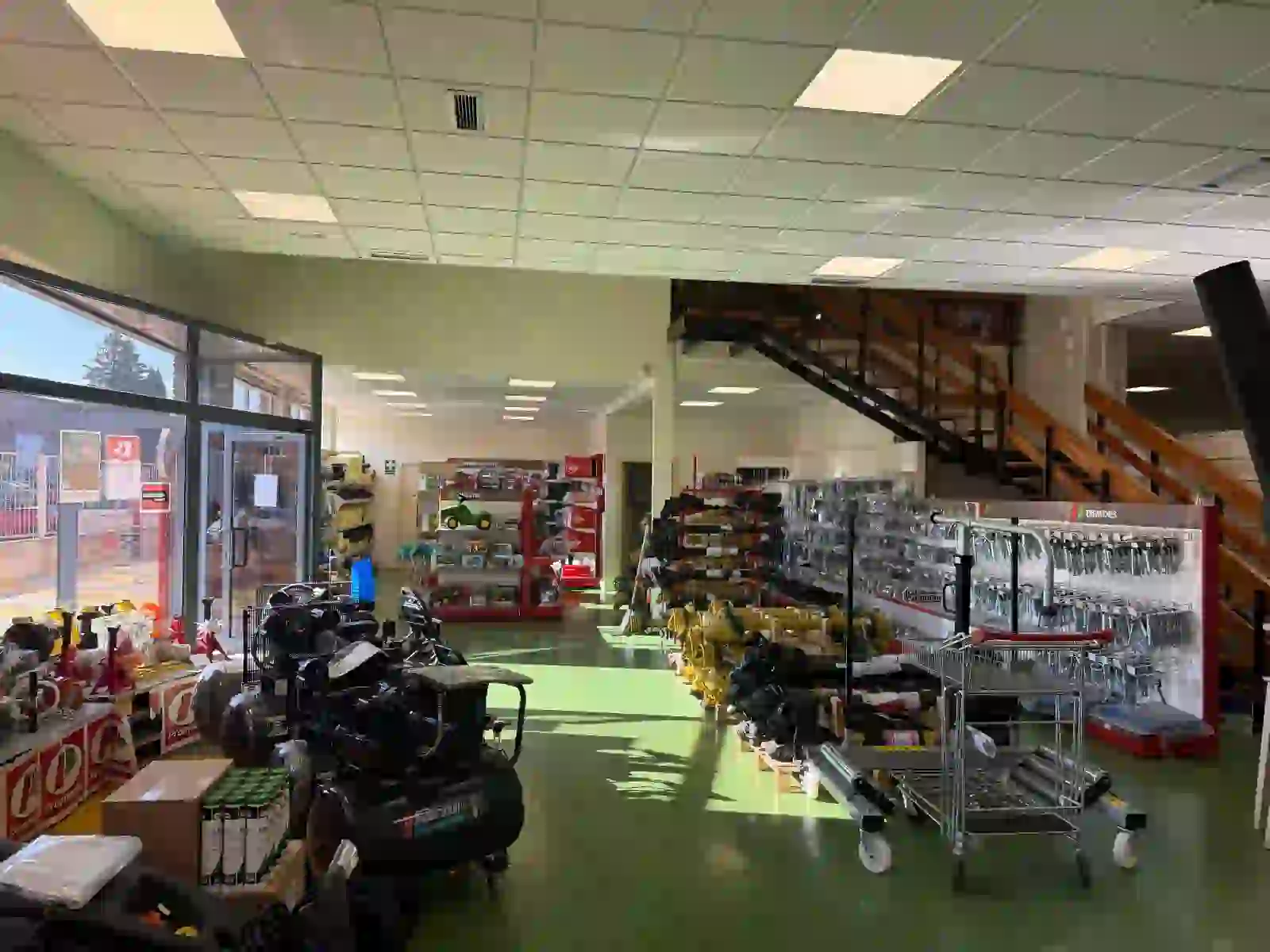 Tienda de recambios y equipamiento agrícola de Comercial Ovlac